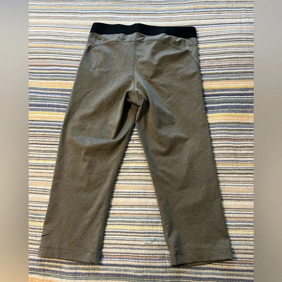 Nike Pro Drifit Cropped Leggings - Picture 5 of 9